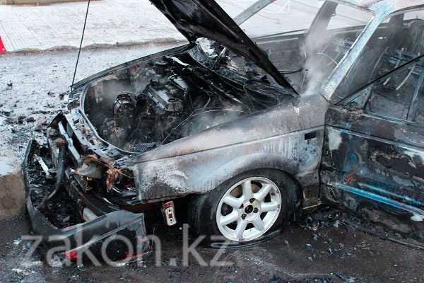 В Алматы за считанные минуты полностью сгорел автомобиль Фольксваген Пассат (фото)