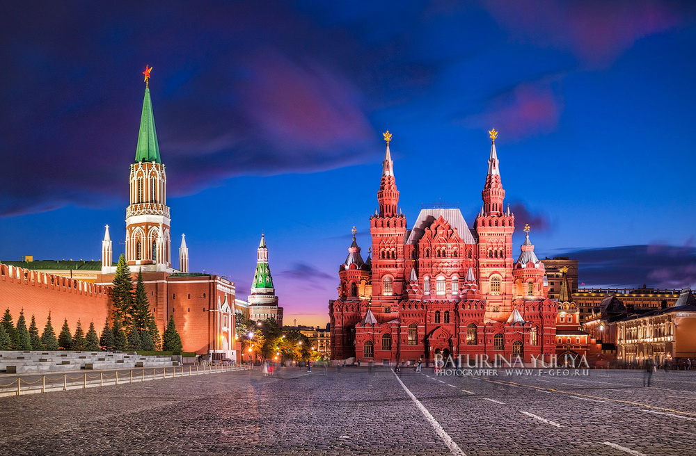 Under moscow. Голубые площади Москвы. Москва красная площадь голубая. Москва под голубым небом. Красная площадь под синее небо.